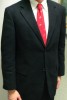 costume noir cravate rouge avec motif